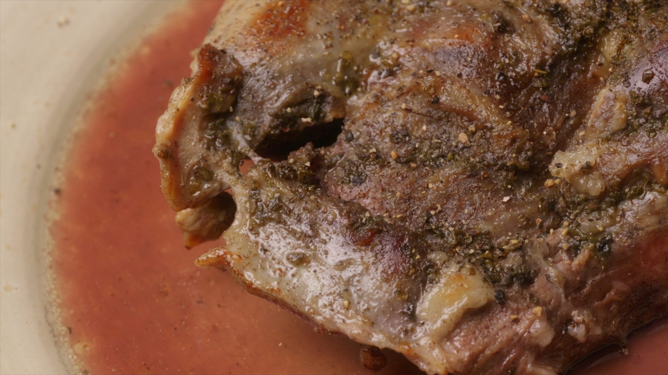 duszona baranina na talerzu