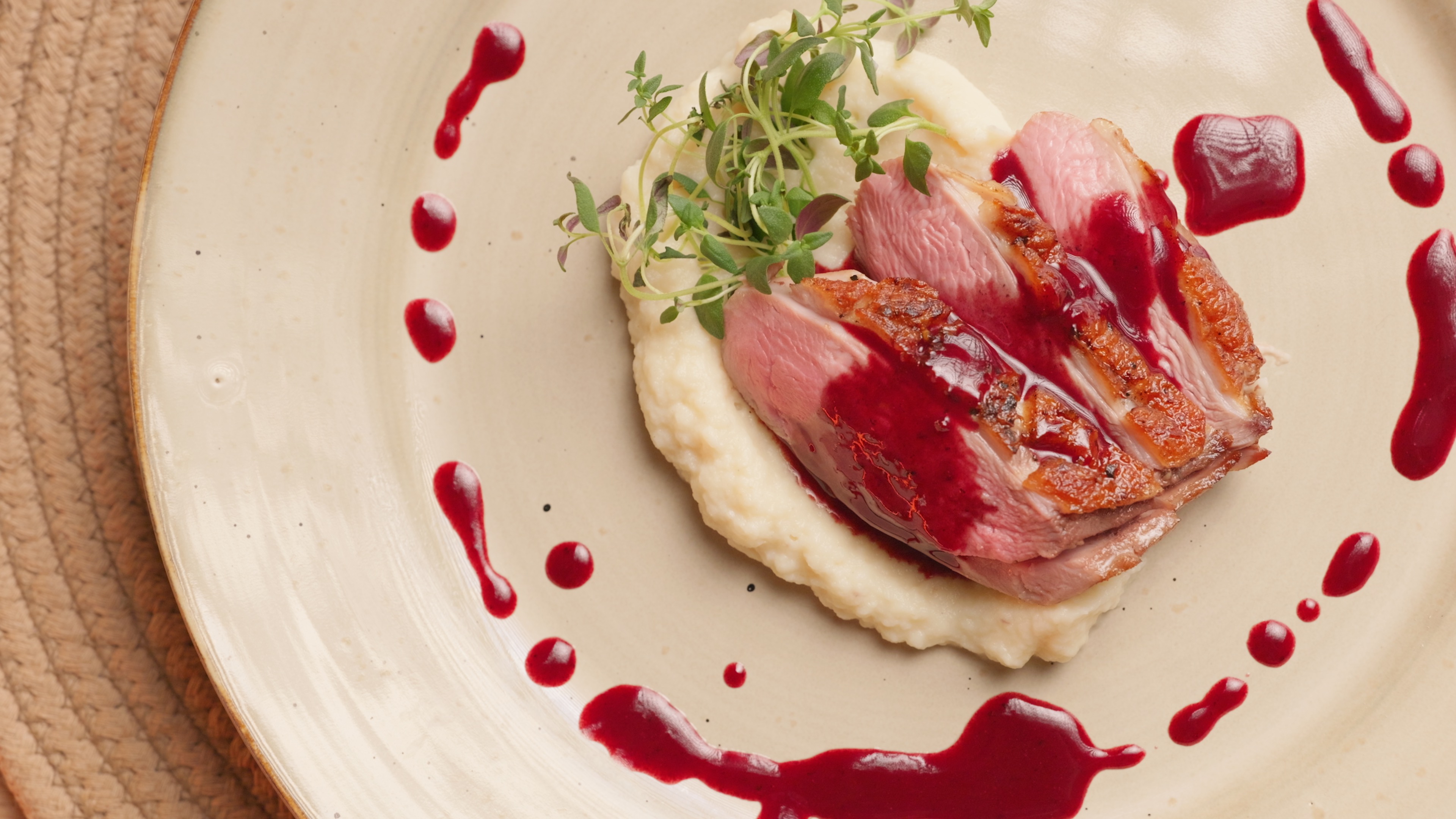 Pierś z kaczki sous-vide z sosem wiśniowym