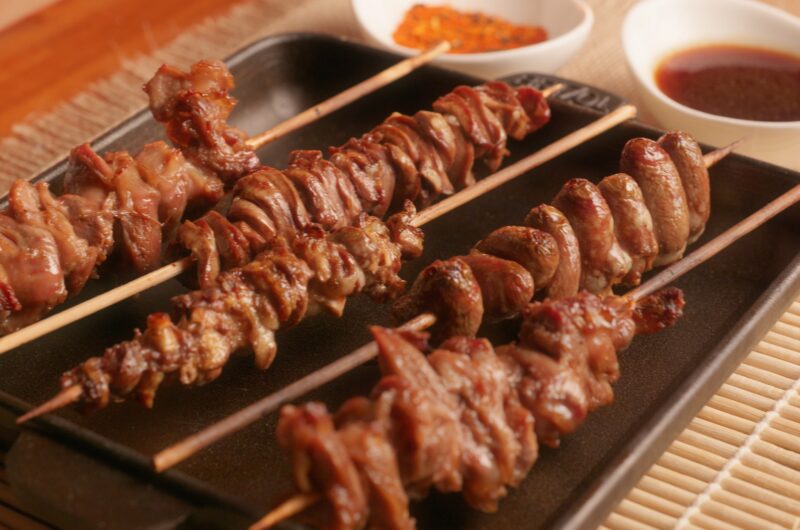 Szaszłyki yakitori z kurzych serc i żołądków z sosem tare