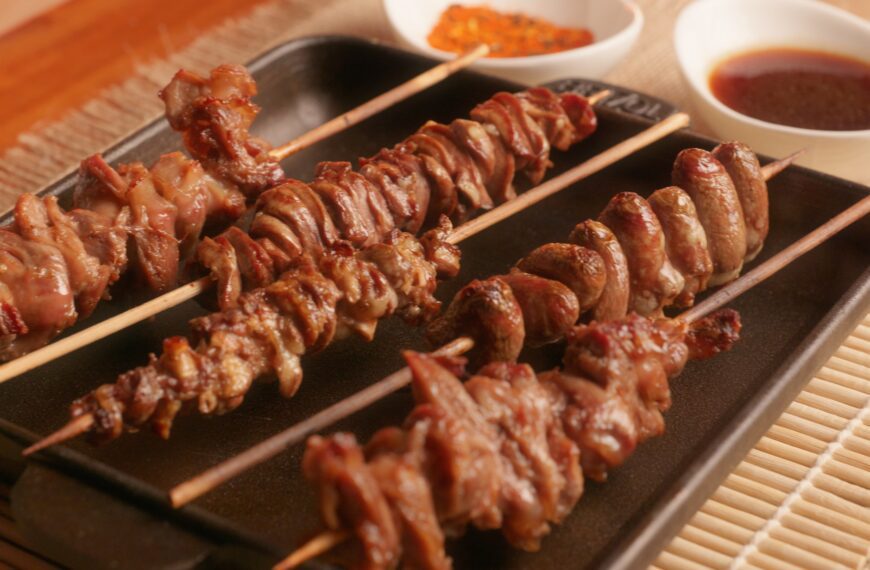 Szaszłyki yakitori z serc i żołądków z kurzych sosem tare
